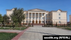 Daşkent döwlet uniwersitetiniň Ürgenç şäherindäki şahamçasy. Illýustrasiýa suraty.