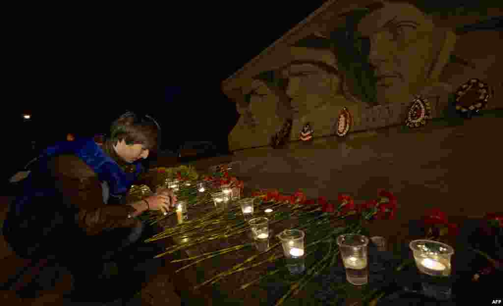 A man lights a candle at the World War II memorial in the southern Russian city of Stavropol at 4 a.m. on June 22, the date and time of the Nazi German attack on the Soviet Union in 1941, which Russians mark as Memorial Day. (AFP/Danil Semyonov)