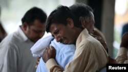 Familjarët e viktimave në Islamabad.