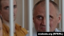 I burgosuri politik Mikalay Statkevich (djathtas)