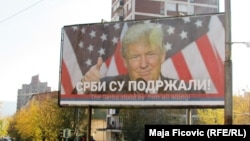 Tri bilborda sa likom Donalda Trampa osvanuli u Severnoj Mitrovici