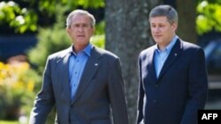 Canadian Prime Minister Stephen Harper (right) with U.S. President George W. Bush