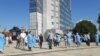 Zdravstveni radnici i radnice na protestu u Prištini tokom pandemije