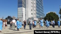 Zdravstveni radnici i radnice na protestu u Prištini tokom pandemije