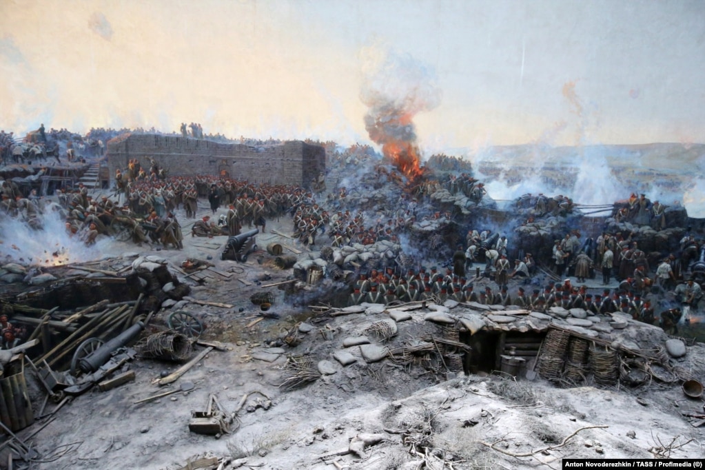 Një detaj nga panorama e Rrethimit të Sevastopolit fotografuar më 2015.Kjo vepër arti, që shfaq betejën e vitit 1855 gjatë Luftës së Krimesë, është 14 metra e gjatë dhe shtrihet në 115 metra rreth brendësisë së sallës së ekspozitës, të ndërtuar posaçërisht për të.