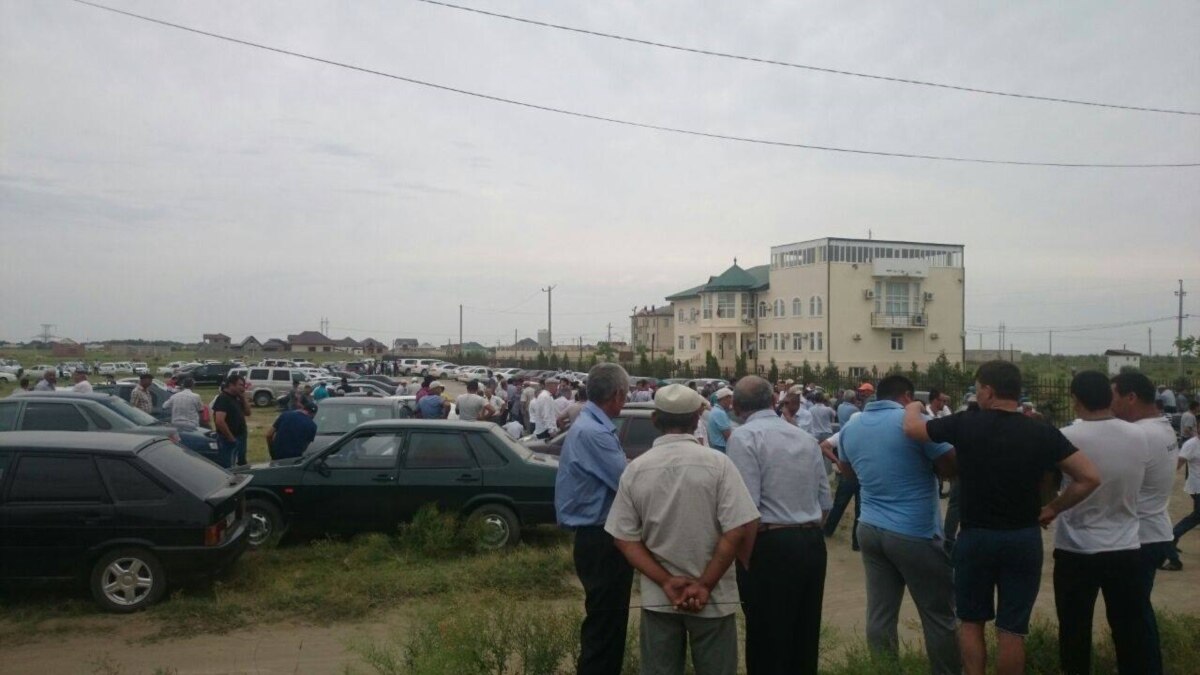У здания администрации Ногайского района собираются местные жители