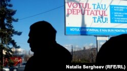 Poster electoral care sprijină sistemul de votare uninominal.