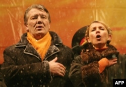 Виктор Ющенко и Юлия Тимошенко во время "оранжевой революции"