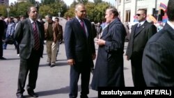 Armenia - Opposition leaders Levon Ter-Petrosian (R) and Raffi Hovannisian speak at Liberty Square in Yerevan, 05Oct2011.