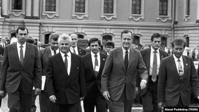 Голова Верховної Ради України Леонід Кравчук (другий зліва) і президент США Джордж Буш (другий справа). Серпень 1991 року