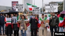 په جېنېوا کې مېشت جلاوطنه ایرانیان د ایران د اوسني حکومت خلاف مظاهره کوي - د فبرورۍ ۱۷مې انځور 