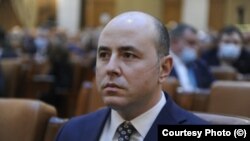 Inițiatorul modificării legislative, deputatul ieșean Alexandru Muraru, spune că polițiștii și militarii beneficiază deja de plata ratelor la case de către stat, într-un anumit cuantum.