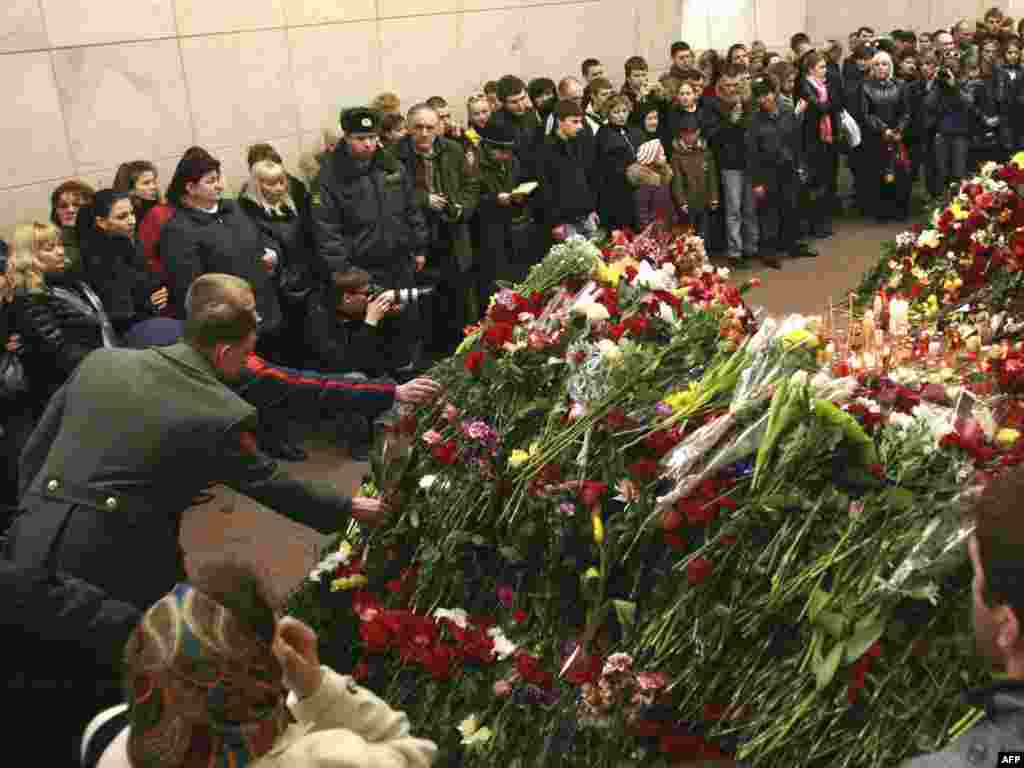 Rusija - Cvijeće za nastradale u eksploziji u metro stanici Lubyanka,Moskva,30.03.2010.