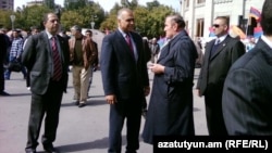 Armenia - Opposition leaders Levon Ter-Petrosian (R) and Raffi Hovannisian speak at Liberty Square in Yerevan, 05Oct2011.