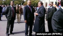 Armenia - Opposition leaders Levon Ter-Petrosian (R) and Raffi Hovannisian speak at Liberty Square in Yerevan, 05Oct2011.