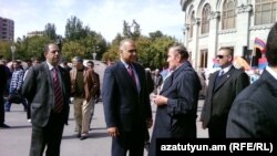 Armenia - Opposition leaders Levon Ter-Petrosian (R) and Raffi Hovannisian speak at Liberty Square in Yerevan, 05Oct2011.