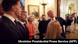 NATO baş katibi Mark Rutte, Fransa prezidenti Emmanuel Makron, Avropa Komissiyasının sədri Ursula Fon der Lyayen, Ukrayna prezidenti Volodimir Zelenski və İtaliyanın baş naziri Corca Meloni Ağ evdə.