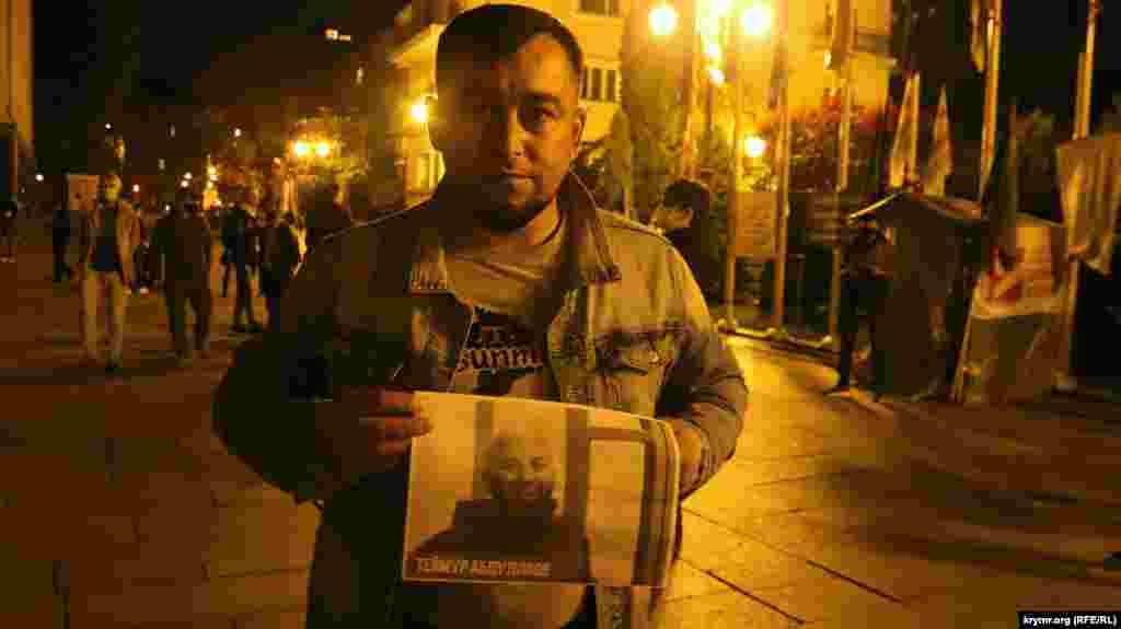 Исмаил Рамазанов с плакатом в поддержку арестованного крымского татарина, Теймура Абдуллаева