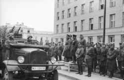 Спільний парад Вермахту і Червоної армії у Бресті 22 вересня 1939 року. На трибуні (зліва направо): генерал-лейтенант Моріц фон Вікторин, генерал танкових військ Гейнц Гудеріан і комбриг Семен Мойсейович Кривошеїн