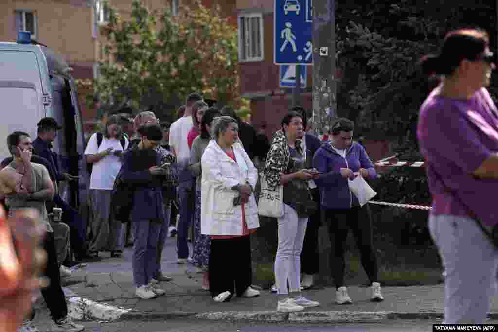 Locuitorii se adună în fața clădirii de apartamente avariate din Ramenskoie în urma atacului cu drone.&nbsp; Ministerul rus al Apărării a raportat că peste 70 de drone au fost doborâte în regiunea Briansk, iar alte zeci au fost interceptate în alte zone. Nu au fost raportate pagube sau victime în aceste regiuni. &nbsp;