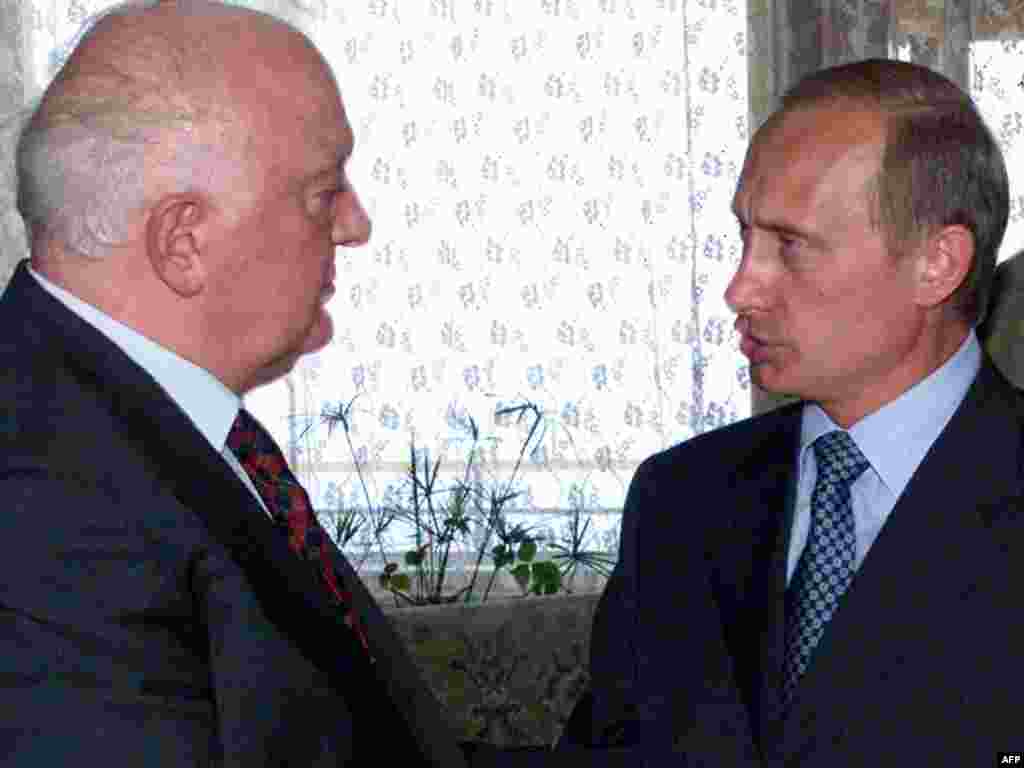 Эдуард Шеварднадзе бо Владимир Путин 18 августи соли 2000