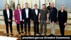 ولودیمیر زلینسکی رئیس جمهور اوکراین با شماری از اعضای مجلس نماینده گان ایالات متحده و سفیر امریکا در کیف
