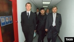 Слева-направо: Сергей Абрамов, Рамзан Кадыров и Руслан Ямадаев, 2004 год 
