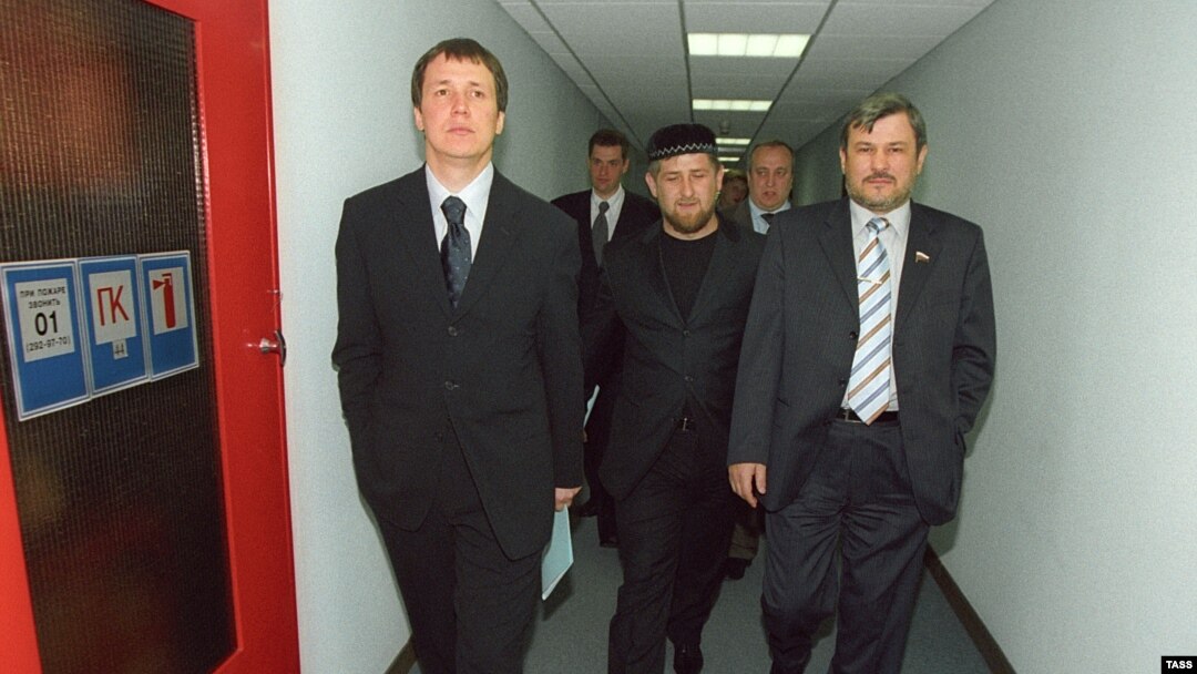 Слева-направо: Сергей Абрамов, Рамзан Кадыров и Руслан Ямадаев, 2004 год 