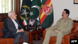 Pakistani Army Chief General Raheel Sharif (right) talks with Iranian Foreign Minister Mohammad Javad Zarif during a meeting in Rawalpindi on April 9.