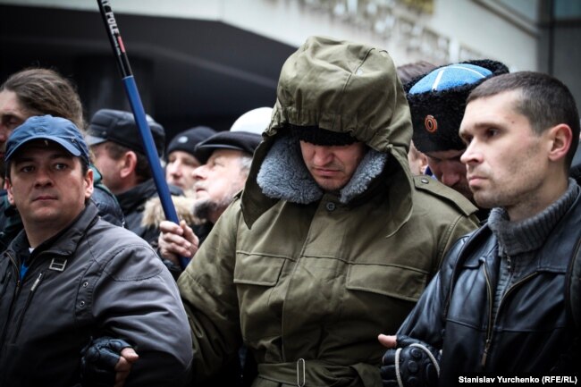 Пророссийские активисты на митинге у крымского парламента. 26 февраля 2014 года