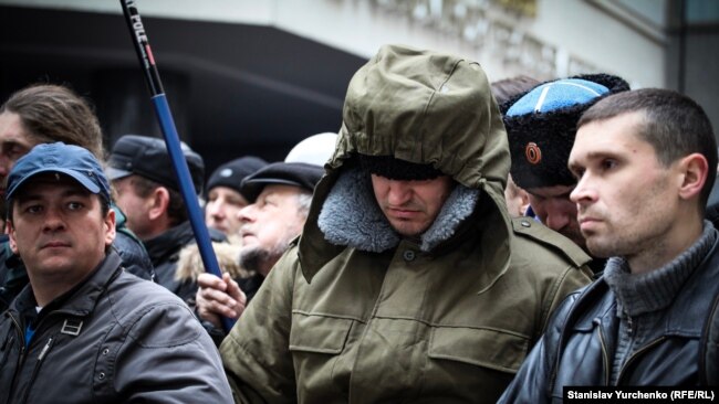 Участники пророссийского митинга 26 февраля 2014 года в Симферополе