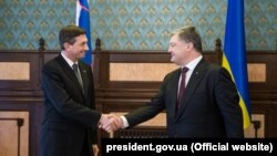 Президент України Петро Порошенко (п) і президент Республіки Словенія Борут Пахор, архівне фото, 2017 рік