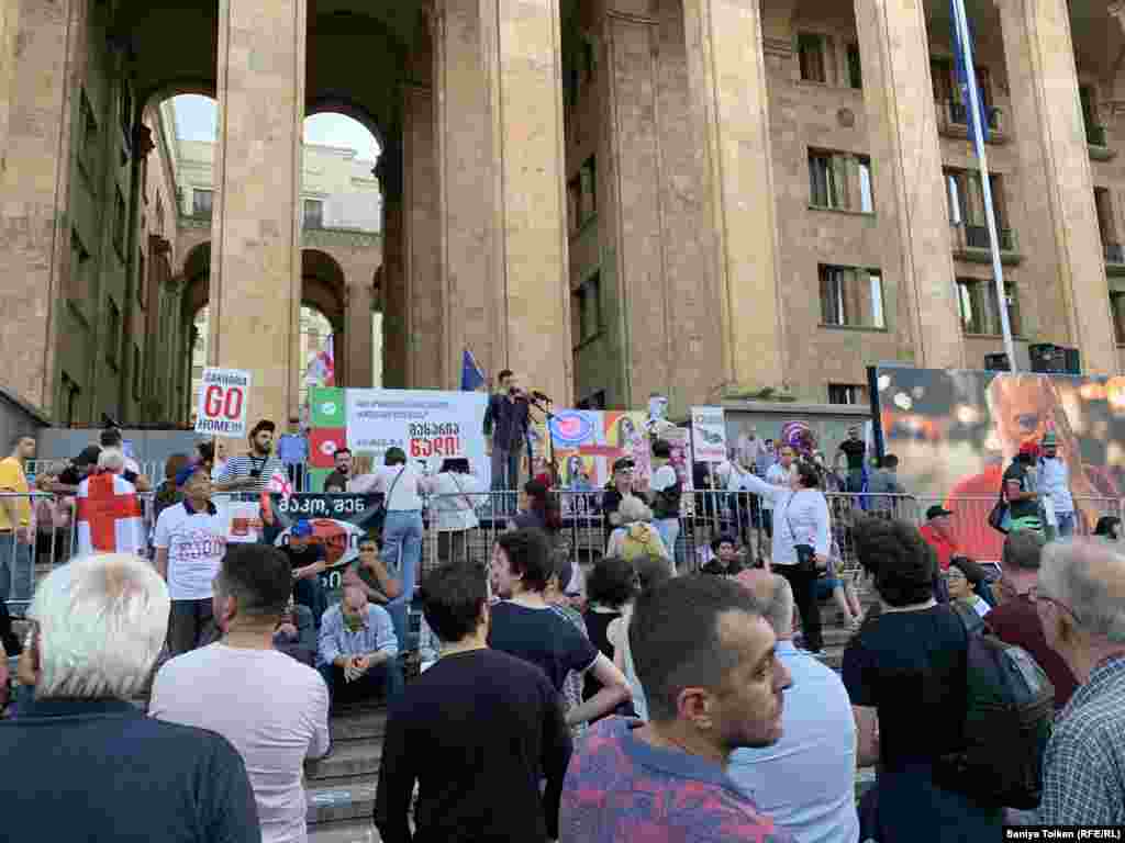 Митингті ұйымдастырушылардың бірі белсенді Шота Дигиашвили 20 маусымдағы наразылық кезінде күш қолданған полиция әрекетін айыптай сөйлеп тұр. Тбилиси, 3 шілде 2019 жыл.