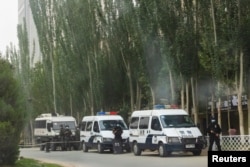 Кашкардын көчөлөрүндө турган полиция кыматкерлеринин автоунаалары. Кытайдын Шинжаң аймагы. 4-май, 2021-жыл.