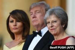 Trei oaspeți la Palatul Blenheim: Melania Trump, Donald Trump și Theresa May la 12 iulie 2018.