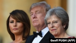 Слева направо: Мелания Трамп, Дональд Трамп и Тереза Мэй на приеме в честь президента США