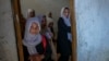 Disa vajza të shkollës fillore shihen brenda një klase në Kabul.
