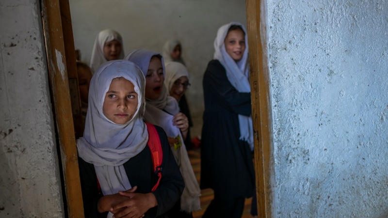 Vajzave u pamundësohet kthimi në shkollat e mesme në Afganistan