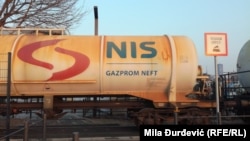 Naftna industrija Srbije, koja je do tada bila javno preduzeće, 2008. bez tendera je prodata ruskoj državnoj kompaniji „Gasprom Njeft“ za 400 miliona evra.