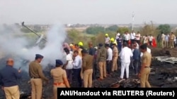 د هند د بیړنیو چارو کارکوونکي او امنیتي سرتېري د جنورۍ پر ۲۸مه په بارامتي کې د الوتکې پرېوتو ځای ته ورغلي دي. 