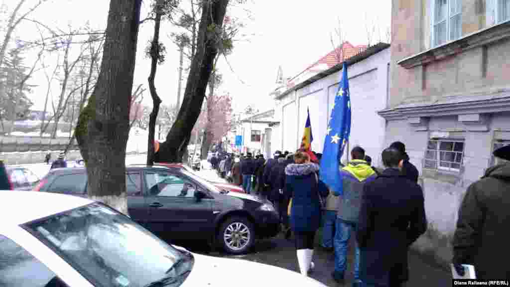 Protestatarii în drum spre sediul PLDM...