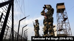 Indian Border Security Force soldiers patrol the fence alone the India-Pakistan border. (file photo)