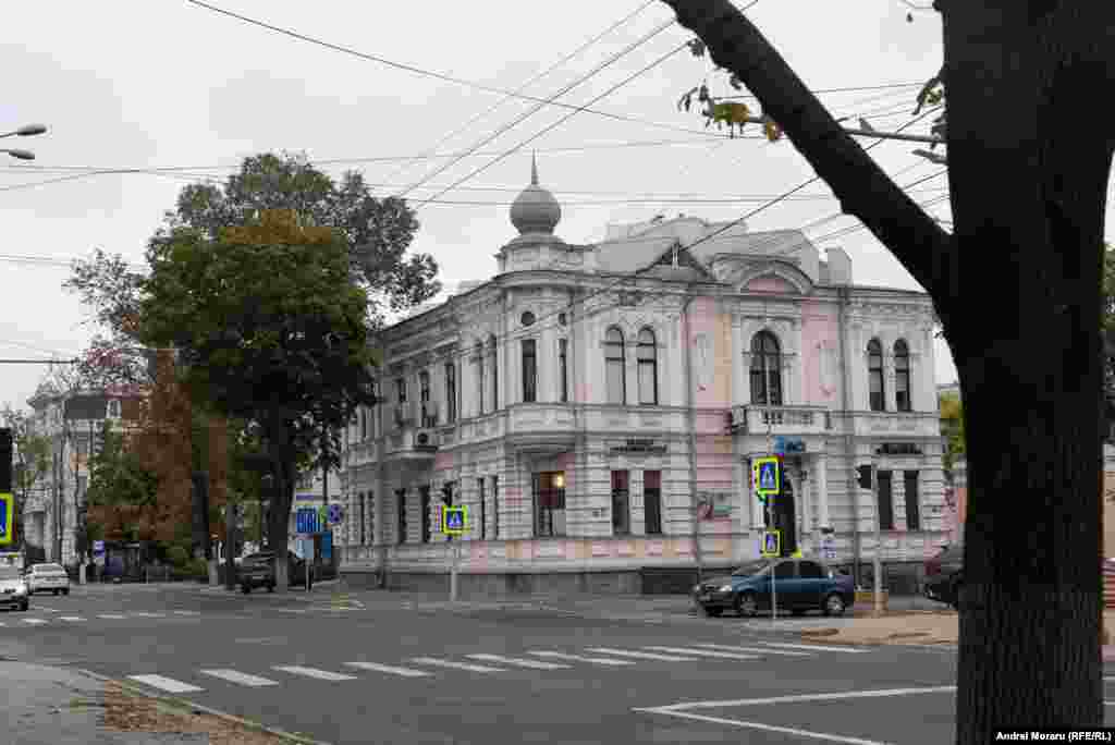Vila urbană a lui Alexandru Mimi este un monument de arhitectură de importanță națională, inclusă în Registrul monumentelor de istorie și cultură al municipiului Chișinău. Aceasta se află în centrul istoric al orașului, pe strada București, 106 A.Construită în 1870 de către Alexandru Mimi, tatăl viitorului gubernator al Basarabiei și al renumitului vinificator Constantin Mimi, vila dispune de 16 camere și este realizată în stil neobaroc.La începutul secolului XX, clădirea a fost închiriată Direcției Accize a Guberniei Basarabia, iar în 1940 a devenit sediul Spitalului de Copii. În prezent, vila lui Mimi este recunoscută ca un monument de arhitectură de mare valoare istorică și culturală.