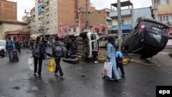 Жители турецкой провинции Дьярбакыр покидают район столкновений сил безопасности страны с боевиками запрещенной в стране Рабочей партии Курдистана (РПК). 15 марта 2015 года.