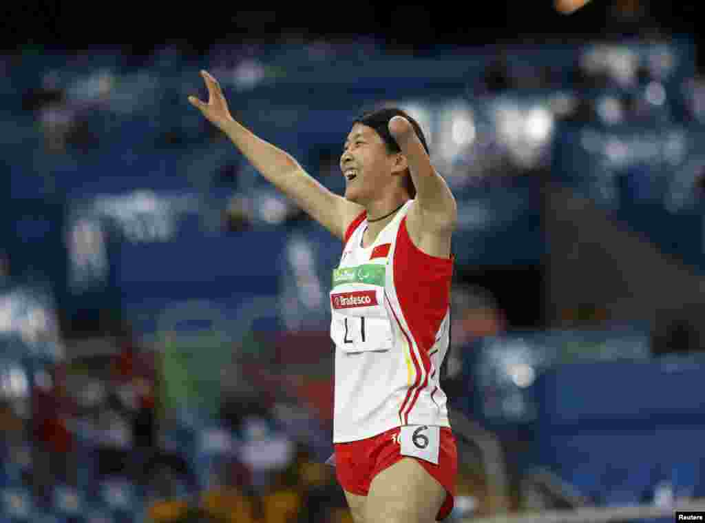 Бір қол және бір аяғы жоқ қытайлық Ли Лу әйелдер арасында 400 метрге жүгіруде паралимпиаданың алтын жүлдесіне ие болды.