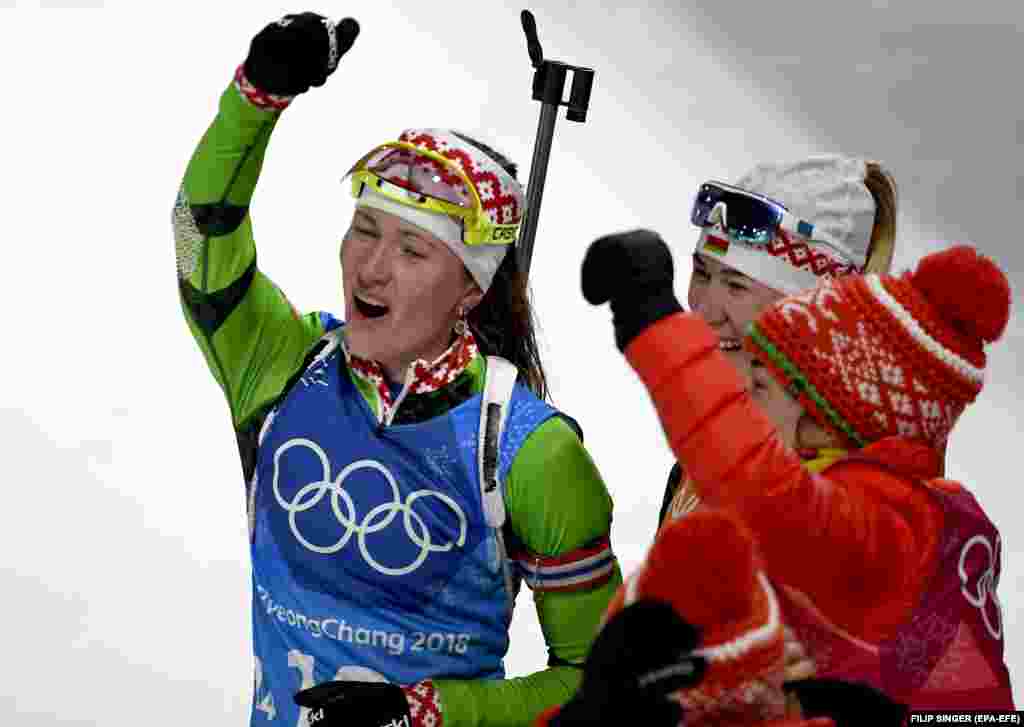 Бұған дейін 2014 жылғы Сочи Олимпиадасында үш алтынды жеңіп алған Дарья Домрачева биатлон тарихында төрт дүркін Олимпиада чемпионы атанған бірден бір спортшыға айналды