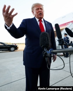 Президент США Дональд Трамп спілкується з представниками преси після прибуття до міжнародного аеропорту Шарлотт-Дуглас, США, 16 вересня 2026 року