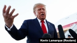 Президент США Дональд Трамп спілкується з представниками преси після прибуття до міжнародного аеропорту Шарлотт-Дуглас, 16 вересня 2026 року