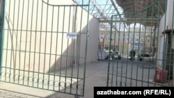 Mir bazarynyň girelgesi.