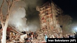 Rescuers and firefighters work at the site of a massive explosion that destroyed a nine-story apartment building on Guryanov Street in southeastern Moscow on September 9, 1999.